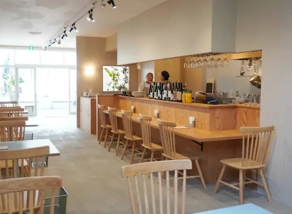 木の温もりのある店内とカウンター