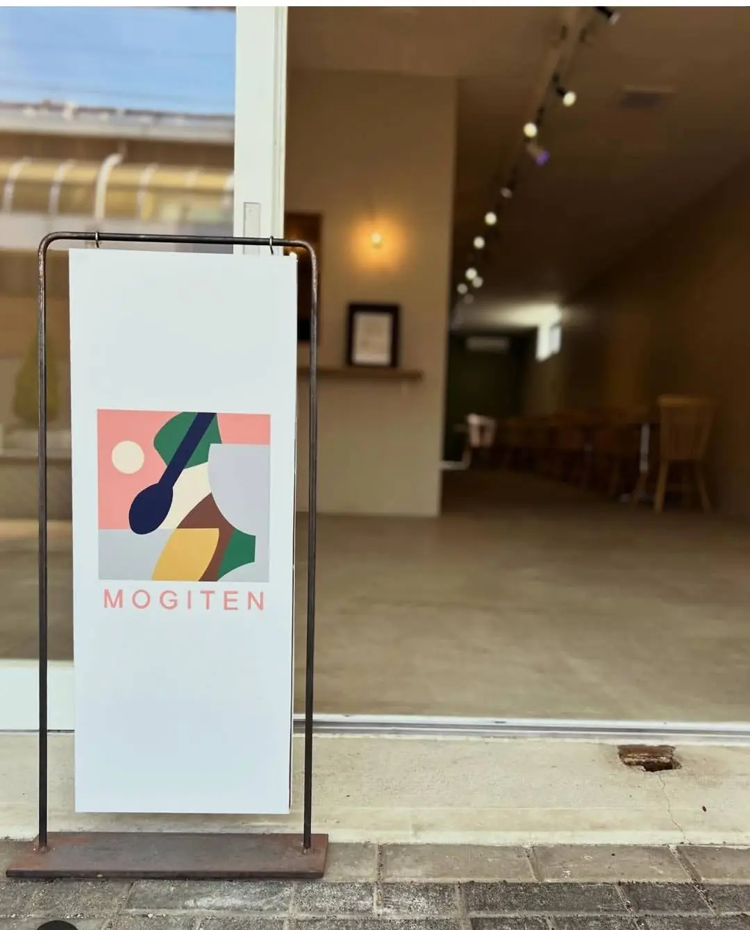 MOGITEN 店先の看板と店内