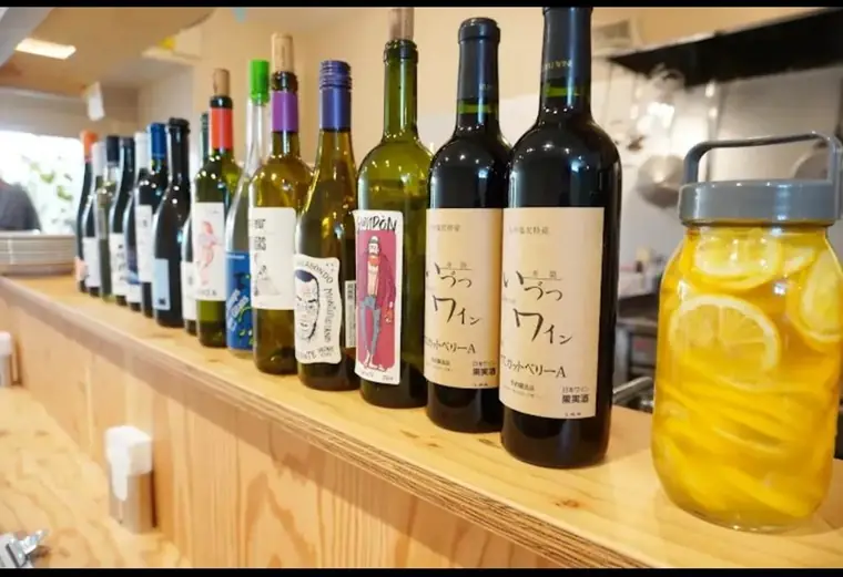 カウンターに並ぶワインと自家製レモンシロップ